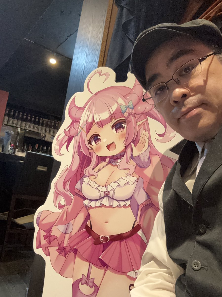gamebarGlueck's tweet photo. #グリュックV
等身大パネルの横に椅子を用意しましたよ。
「羽竜メイちゃんとグリュックデートなう」
みたいなのが撮れた！
マスター天才すぎる(自画自賛) https://t.co/SOe7qdwpLS