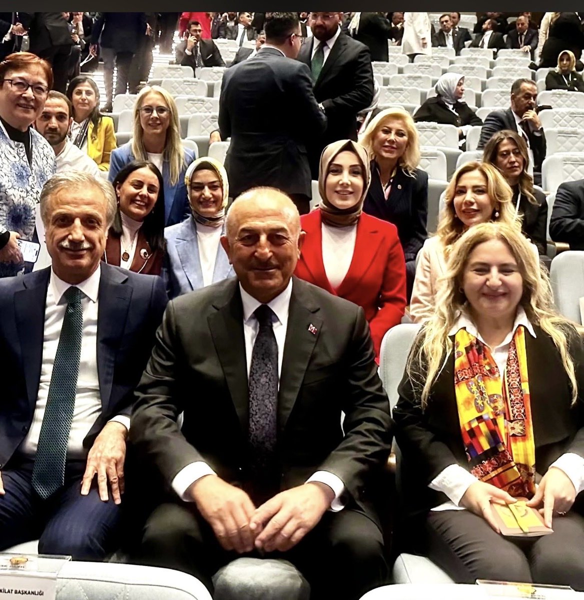hatice_atan73's tweet photo. 📍AK Parti Genel Merkezi

Evimizde, büyük ailemizle bir aradayız…

Cumhurbaşkanımız Sayın @RTErdogan’ın teşrifleriyle gerçekleştirilen 182. Genişletilmiş İl Başkanları Toplantısı’na katıldık.

Liderimizin vizyonu ve güçlü önderliğiyle; Türkiye Yüzyılı hedeflerimiz doğrultusunda azim ve kararlılıkla çalışmaya devam edeceğiz. 🇹🇷