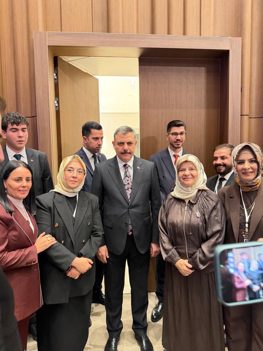 hatice_atan73's tweet photo. 📍AK Parti Genel Merkezi

Evimizde, büyük ailemizle bir aradayız…

Cumhurbaşkanımız Sayın @RTErdogan’ın teşrifleriyle gerçekleştirilen 182. Genişletilmiş İl Başkanları Toplantısı’na katıldık.

Liderimizin vizyonu ve güçlü önderliğiyle; Türkiye Yüzyılı hedeflerimiz doğrultusunda azim ve kararlılıkla çalışmaya devam edeceğiz. 🇹🇷