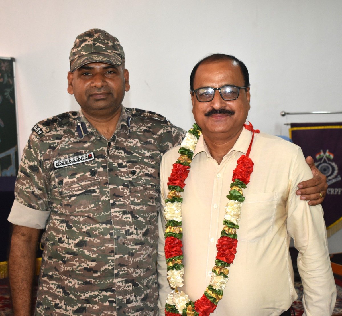170BNCRPF's tweet photo. इस वाहिनी के स.उप.नि./जीडी विनय कुमार पाण्डेय के द्वारा इस महान बल में 30 वर्षों की गौरवपूर्ण सेवा पूर्ण कर सेवानिवृत्त होने पर हार्दिक शुभकामनाएँ एवं सम्मान। हम सभी आपके उज्जवल भविष्य की कामना करते है। https://t.co/QfzVEvTNwY