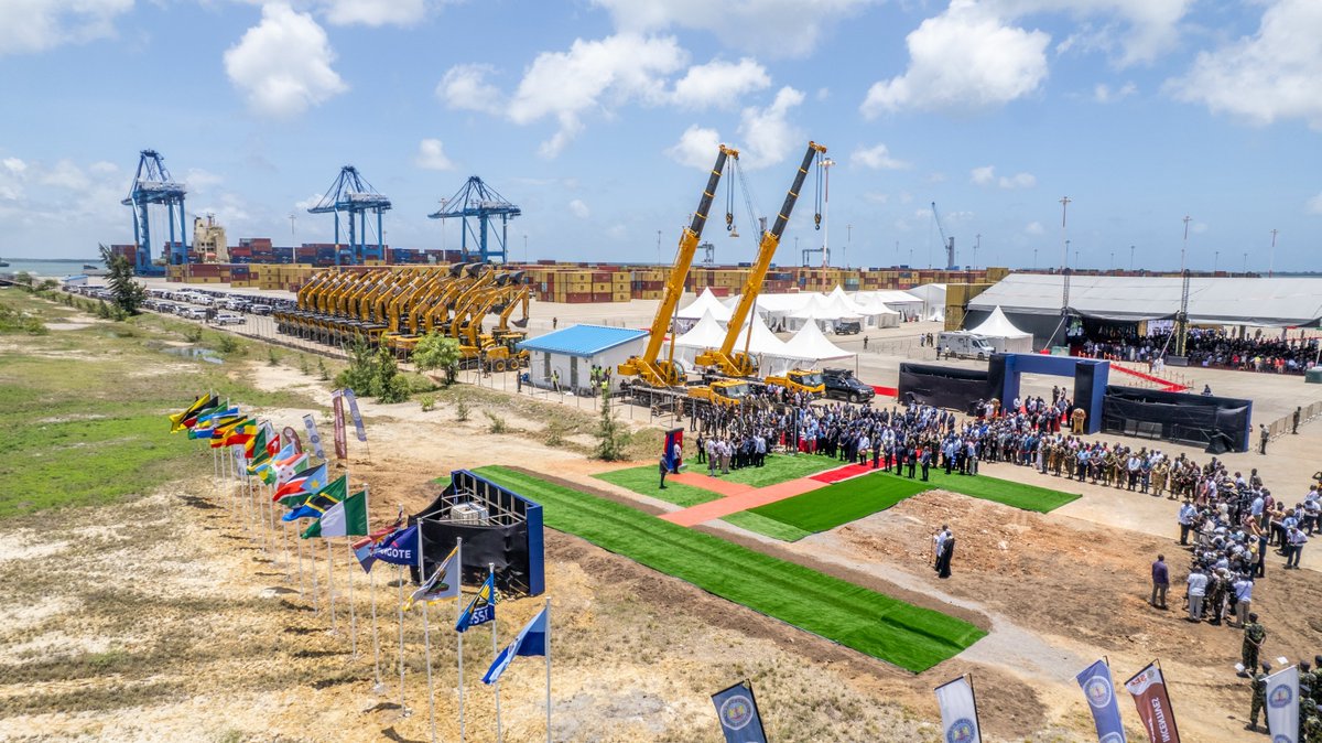 RwandaTrade's tweet photo. On behalf of H.E. President Paul Kagame, Minister @AKajangwe today participated in the groundbreaking ceremony for the Dangote East Africa Petroleum Refinery and Petrochemicals Special Economic Zone (SEZ) in Lamu, Kenya. https://t.co/BLaXYx3Dyw