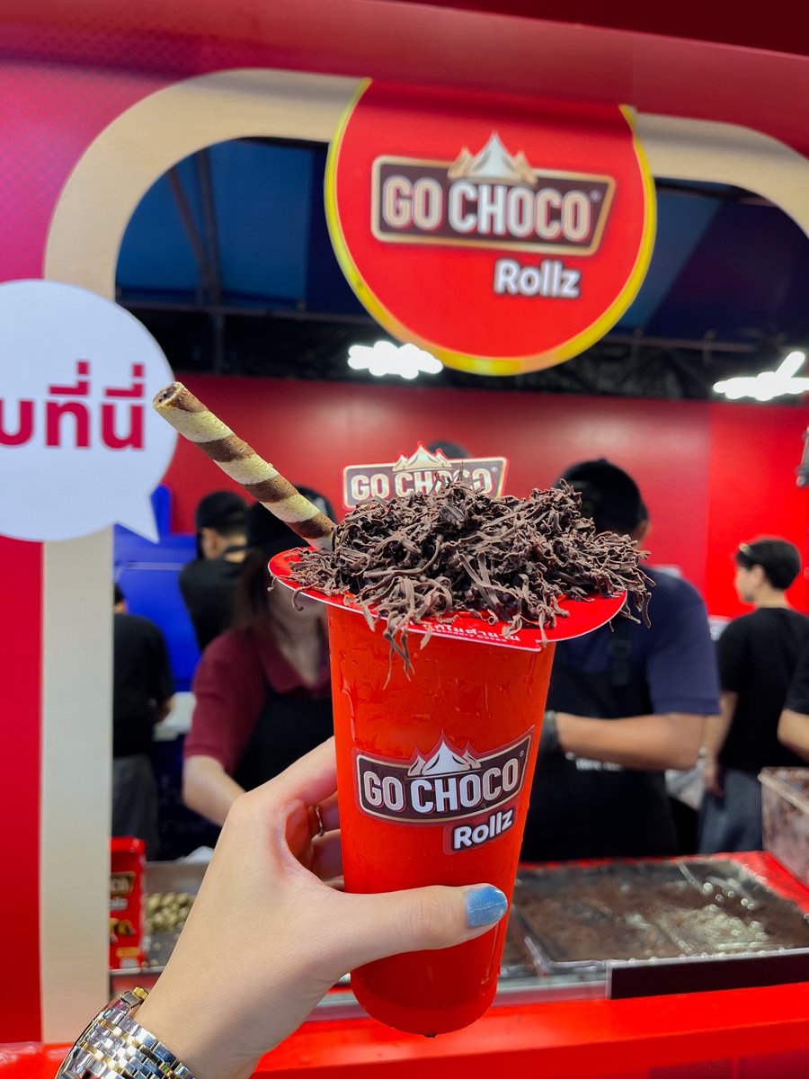 fourthball_ntw's tweet photo. ❤️‍🔥 NEW COLLAB ALERT! เมนูใหม่มาแล้วววว ❤️‍🔥

โกโก้ในตำนาน x GO CHOCO ROLLZ 🍫🤎

เมื่อความเข้มข้นของ โกโก้ในตำนาน มาเจอกับความกรุบกรอบของ GO CHOCO ROLLZ งานนี้เลยเกิดเป็นเมนูใหม่ที่ทั้งดื่ม ทั้งเคี้ยว ทั้งกรุบในแก้วเดียวไปเล้ยยยย! 😝✨

🍫 โกช็อคโก้โรล x GO CHOCO ROLLZ
ราคา 79 บาท

โกโก้เข้มๆ สไตล์โกโก้ในตำนาน+ช็อคขูด เสิร์ฟคู่กับ GO CHOCO ROLLZ โรลช็อกโกแลตกรุบกรอบทั้งแท่ง เพิ่มทั้งรสชาติและเท็กซ์เจอร์ให้ทุกคำสนุกขึ้นไปอีกกกก 🤤

สายโกโก้เจอเมนูนี้มีเรื่องแน่นอน เพราะรอบนี้เราไม่ได้ให้แค่ “ดื่ม” แต่ให้ “กรุบ” ไปพร้อมกันเลยค้าบบบบ! ❤️‍🔥

เมนูคอลแลบใหม่ พร้อมให้ลองแล้ววันนี้! 🍫✨

#ต้าห์อู๋ #เฮียตู๋ในตำนาน #โกโก้ในตำนาน
#GOCHOCOROLLZ #โกช็อคโก้โรล
#งานวัดไร่ขิง #งานวัดไร่ขิง2569 #วัดไร่ขิง #วัดไร่ขิงพระอารามหลวง #นครปฐม