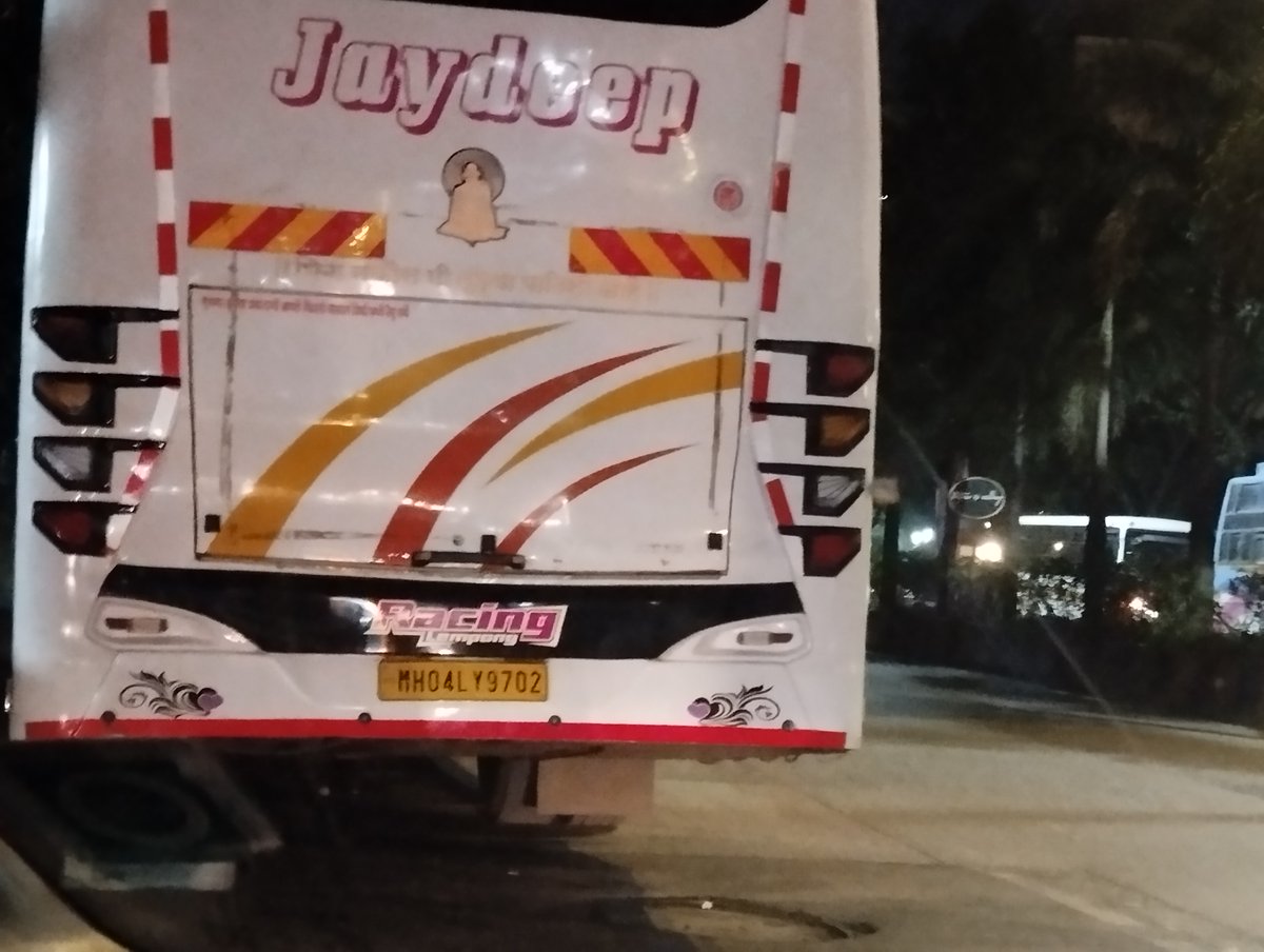 D512841D's tweet photo. @MTPHereToHelp @mybmc 

Buses parked at turn of Swapna nagari, beside pandey dairy. Mulund West. Multiple buses are daily parked https://t.co/aEKSNkNz1S