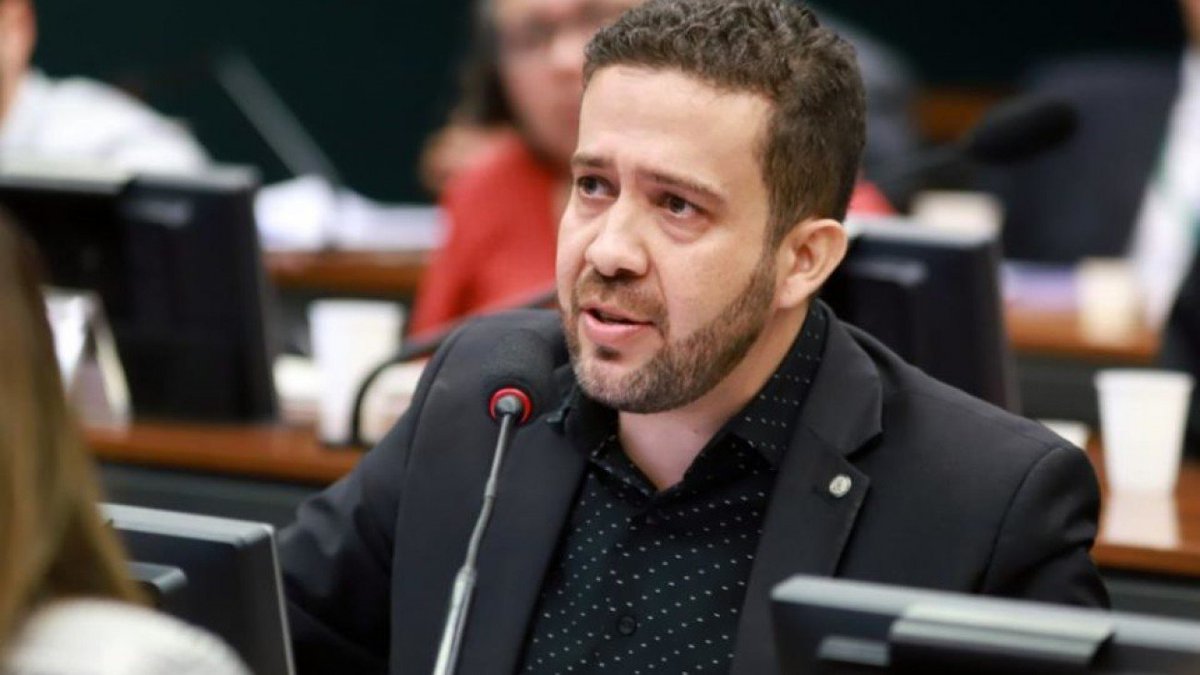scarlosferrari's tweet photo. 🚨 URGENTE: PRISÃO DE JANONES.  

A ação está protocolada.  Janones chamou o ministro André Mendonça de "vagabundo" e acusou, sem uma única prova, que ele afastou o diretor-geral da PF para travar uma investigação.  Em 2021, Daniel Silveira foi preso em flagrante por causa de um vídeo contra ministros. Janones fez o mesmo, e o vídeo continua no ar.  Pedimos a prisão, a retirada do vídeo, inquérito e que o próprio Mendonça seja chamado para representar contra ele.