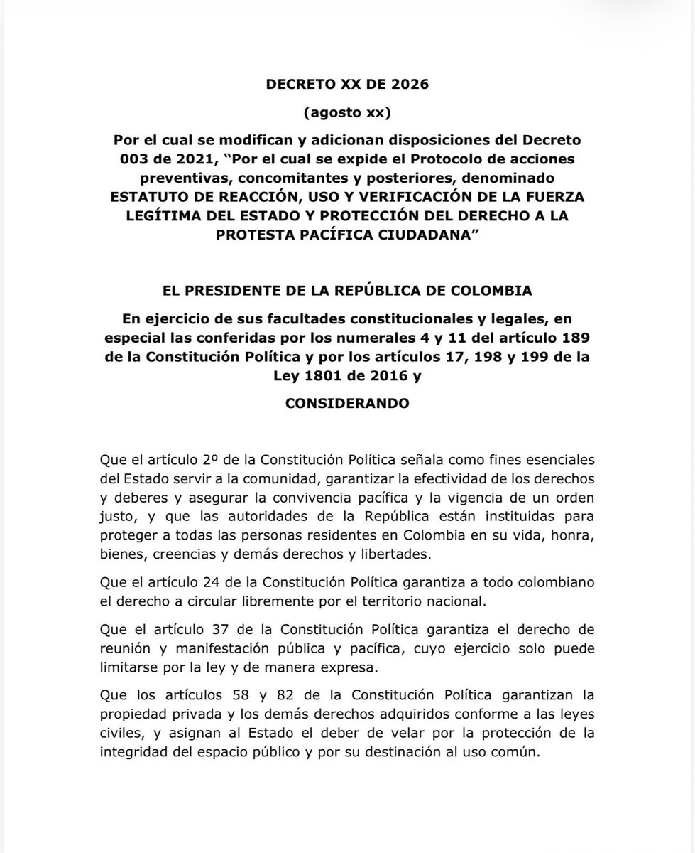 ELTIEMPO's tweet photo. El gobierno de Abelardo De La Espriella tiene listos los lineamientos para regular el derecho a la protesta. El borrador de decreto le daría más capacidades a la Fuerza Pública y tiene medidas como: 

-El uso de la fuerza, incluso en medio de los diálogos entre actores. 
-Presencia constante de la Policía a cuatro metros de distancia de la protesta. 
-Inclusión de actores económicos a las mesas de diálogo. 
-Causales del fin de diálogo como el uso de armas, impedimento en el paso de ambulancias, afectaciones a los servicios hospitalarios.