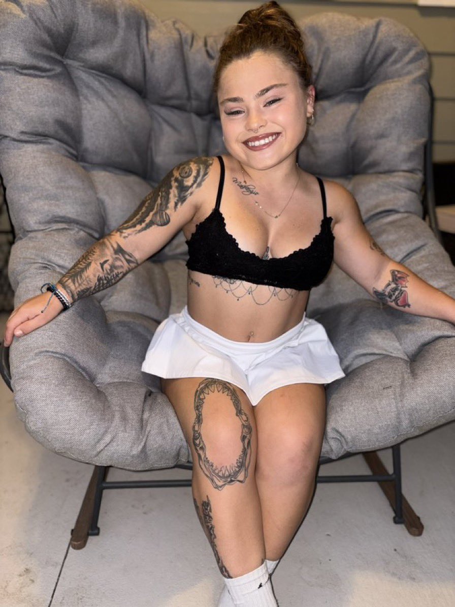 smallermacky's tweet photo. Any MEN (not boys) that would take an older 3'11 woman? Be serious https://t.co/sh3js0E8c9