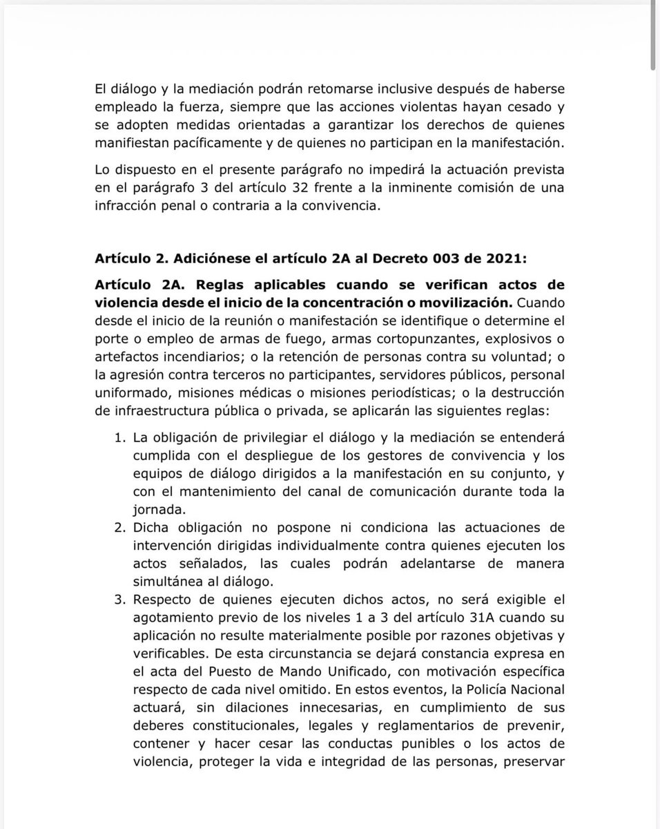 ELTIEMPO's tweet photo. El gobierno de Abelardo De La Espriella tiene listos los lineamientos para regular el derecho a la protesta. El borrador de decreto le daría más capacidades a la Fuerza Pública y tiene medidas como: 

-El uso de la fuerza, incluso en medio de los diálogos entre actores. 
-Presencia constante de la Policía a cuatro metros de distancia de la protesta. 
-Inclusión de actores económicos a las mesas de diálogo. 
-Causales del fin de diálogo como el uso de armas, impedimento en el paso de ambulancias, afectaciones a los servicios hospitalarios.