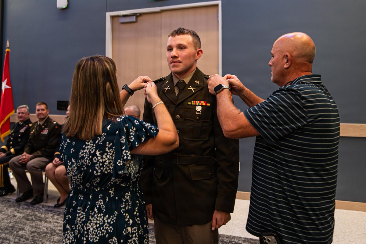 OKGuard's tweet photo. Nine #OKGuard Soldiers comissioned as second lieutenants Sept. 20 after completing the Oklahoma Army National Guard Officer Candidate School’s Summer Accelerated Class 72S.

Their training is complete. Their leadership journey begins. https://t.co/ycJMNN98nw