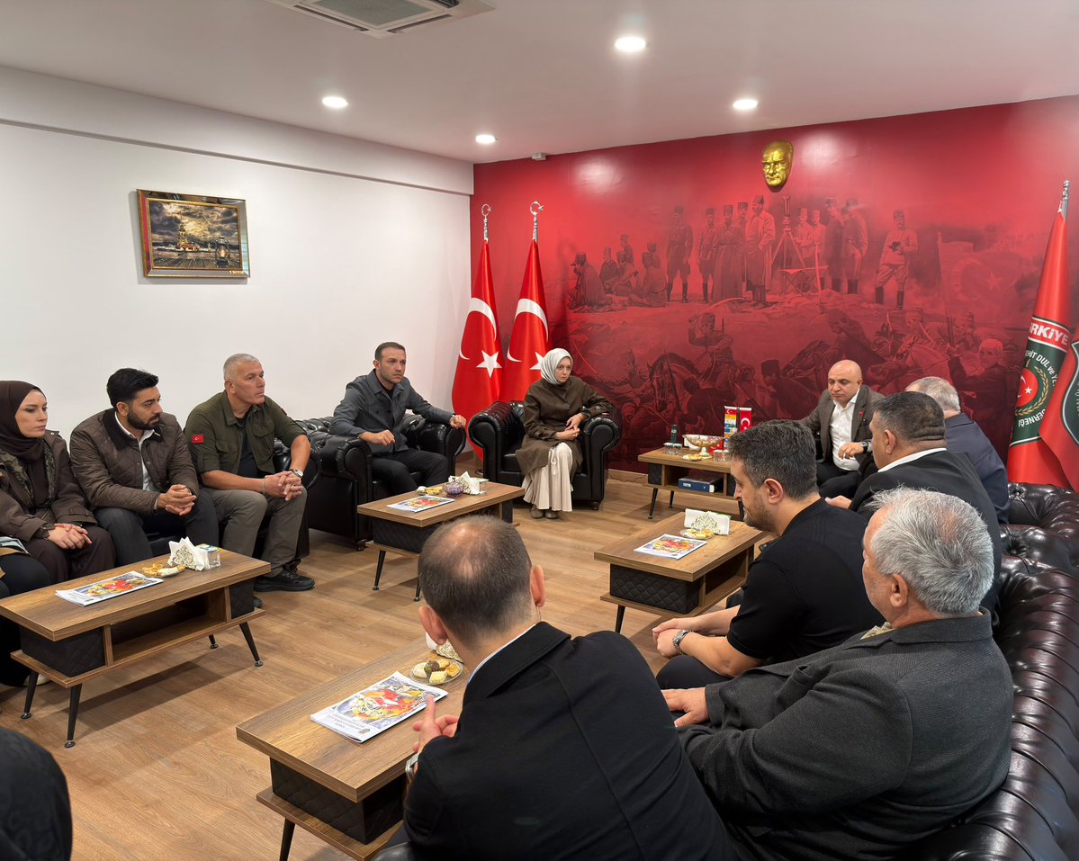ZehraNurAydemr's tweet photo. Türkiye Harp Malulü Gaziler, Şehit Dul ve Yetimleri Derneği İstanbul Şubesi’ni ziyaret ettik.

​Aziz şehitlerimizin emanetlerine sahip çıkmak, kahraman gazilerimizin haklarını korumak en büyük sorumluluğumuzdur. Nazik misafirperverlikleri için kendilerine teşekkür ediyorum. 🇹🇷 https://t.co/NrmuILBGAW