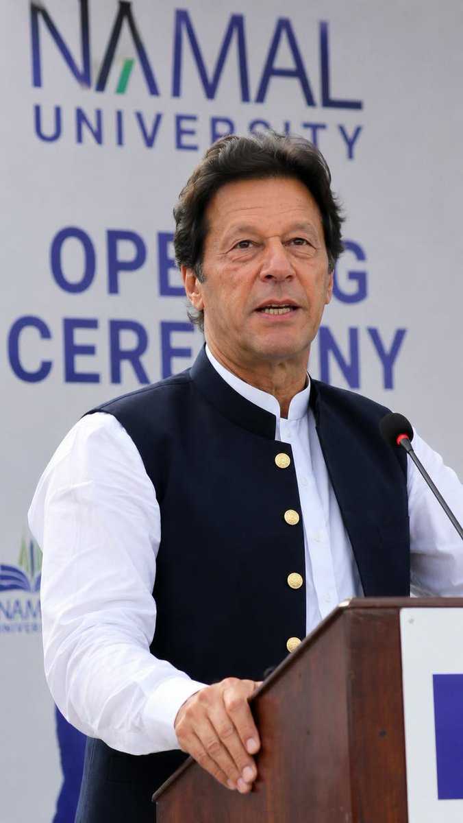Monashezadi's tweet photo. پاکستان کے بہتر مستقبل کے لیے ضروری ہے کہ آئین، قانون اور عوامی حقِ رائے دہی کی بالادستی قائم رہے۔
   #اکتوبر4_آغاز_مزاحمت https://t.co/6YeGzuOKrd