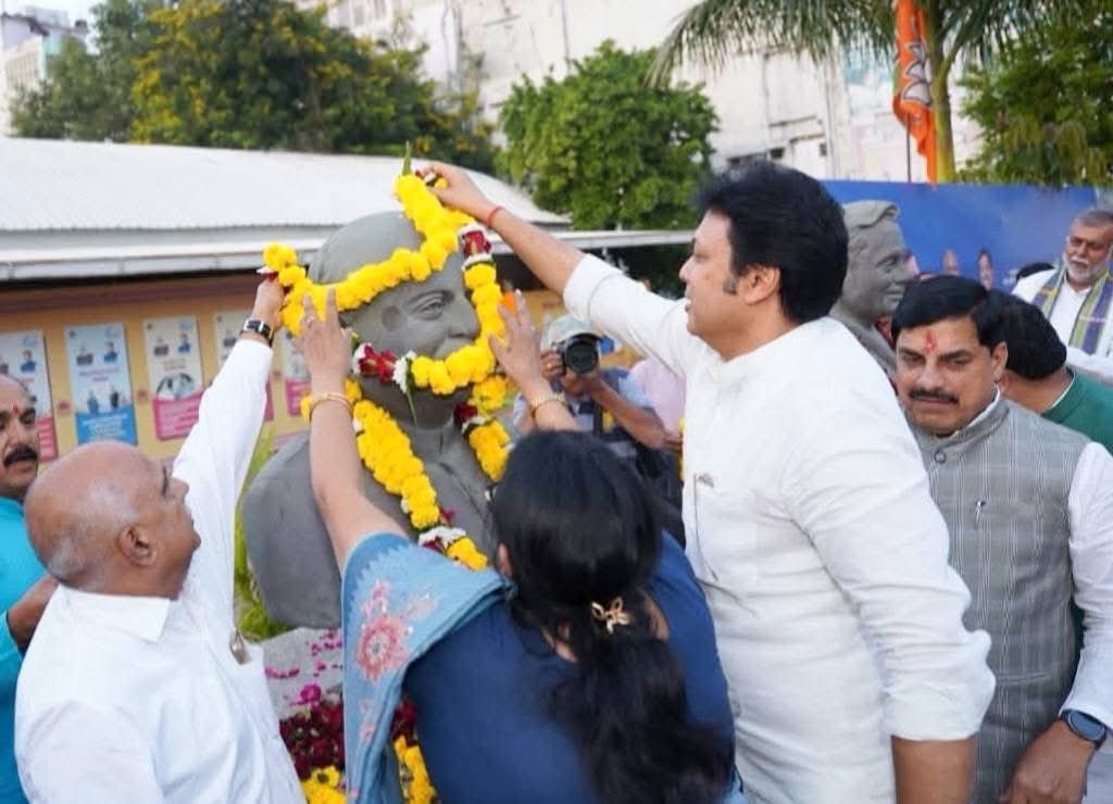 BjpBiplab's tweet photo. मध्य प्रदेश प्रवास के दौरान आज भोपाल में प्रदेश कोर कमेटी की बैठक में सम्मिलित होकर विभिन्न संगठनात्मक विषयों एवं आगामी रणनीतियों पर विस्तृत चर्चा की। इस दौरान पंडित दीनदयाल उपाध्याय जी एवं डॉ. श्यामा प्रसाद मुखर्जी जी की प्रतिमाओं पर माल्यार्पण कर उन्हें श्रद्धापूर्वक नमन किया���

आदरणीय प्रधानमंत्री श्री @narendramodi जी के नेतृत्व में मध्य प्रदेश की डबल इंजन सरकार विकसित भारत के संकल्प को जन-जन तक पहुँचाने का कार्य कर रही है।