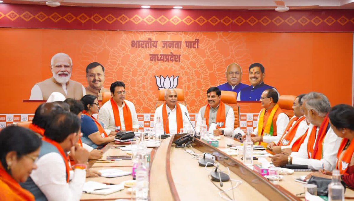 BjpBiplab's tweet photo. मध्य प्रदेश प्रवास के दौरान आज भोपाल में प्रदेश कोर कमेटी की बैठक में सम्मिलित होकर विभिन्न संगठनात्मक विषयों एवं आगामी रणनीतियों पर विस्तृत चर्चा की। इस दौरान पंडित दीनदयाल उपाध्याय जी एवं डॉ. श्यामा प्रसाद मुखर्जी जी की प्रतिमाओं पर माल्यार्पण कर उन्हें श्रद्धापूर्वक नमन किया���

आदरणीय प्रधानमंत्री श्री @narendramodi जी के नेतृत्व में मध्य प्रदेश की डबल इंजन सरकार विकसित भारत के संकल्प को जन-जन तक पहुँचाने का कार्य कर रही है।
