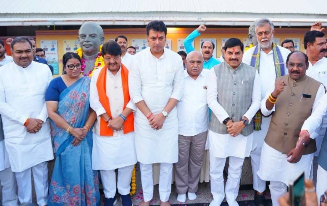 BjpBiplab's tweet photo. मध्य प्रदेश प्रवास के दौरान आज भोपाल में प्रदेश कोर कमेटी की बैठक में सम्मिलित होकर विभिन्न संगठनात्मक विषयों एवं आगामी रणनीतियों पर विस्तृत चर्चा की। इस दौरान पंडित दीनदयाल उपाध्याय जी एवं डॉ. श्यामा प्रसाद मुखर्जी जी की प्रतिमाओं पर माल्यार्पण कर उन्हें श्रद्धापूर्वक नमन किया���

आदरणीय प्रधानमंत्री श्री @narendramodi जी के नेतृत्व में मध्य प्रदेश की डबल इंजन सरकार विकसित भारत के संकल्प को जन-जन तक पहुँचाने का कार्य कर रही है।