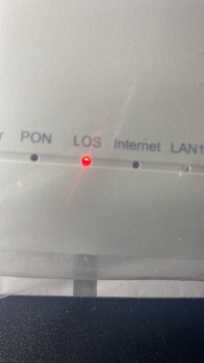 C2Undisputed's tweet photo. @adeyemibolanl10 Pls have been thos issue with MTN FIBRE since  and it’s not connecting to Wi-Fi since this red LOS button is on😤 https://t.co/4Smg7ayjUU