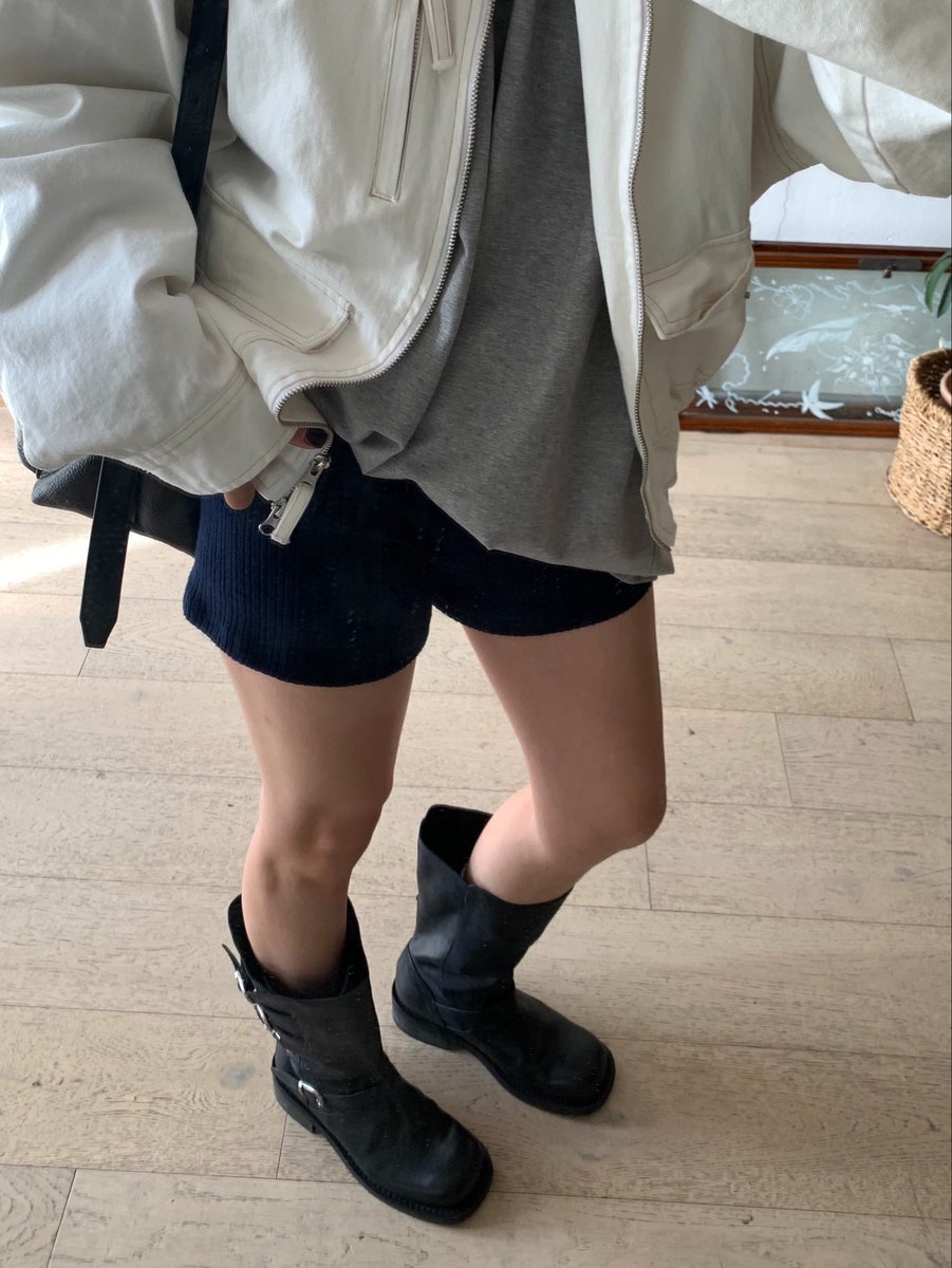 monoonom9's tweet photo. 裸足フェチわい、最近"ブーツを脱いだ足"から派生して"ブーツを履いた足"に興味が https://t.co/jzSwij0oCu