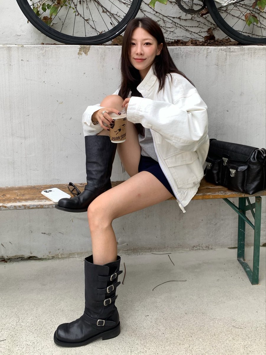 monoonom9's tweet photo. 裸足フェチわい、最近"ブーツを脱いだ足"から派生して"ブーツを履いた足"に興味が https://t.co/jzSwij0oCu
