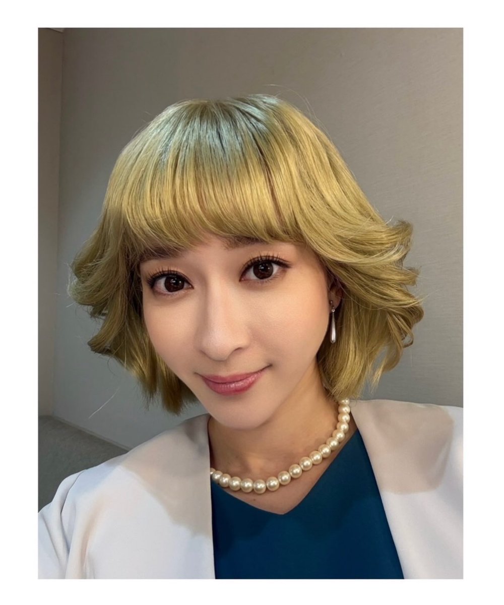 arisa_hitomi's tweet photo. 歌手デビューをきっかけにファンになってくださった方々が
初めてミュージカルを観てくださり、
びっくりする程よかったです‼️と嬉しいお言葉いただきました🥹
⁡
ミュージカルの素敵さを知っていただけたら嬉しいですし、ミュージカルファンの方にも歌手有沙瞳の歌をきいていただけたら嬉しいです☺️♡ https://t.co/4c9ItQzUjd