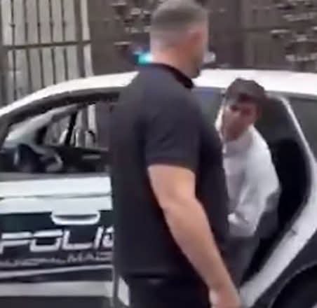 jebl_'s tweet photo. Qué maravilla el nuevo servicio "Madrid Te Lleva": pides una patrulla de la Policía Municipal y te ahorras el Cabify para ir a dar tus mítines. Supongo que los impuestos de los madrileños eran para esto y no para tonterías como la seguridad. ¿Verdad, Almeida? 🚕🚨🤡 https://t.co/TGDrEHozV8