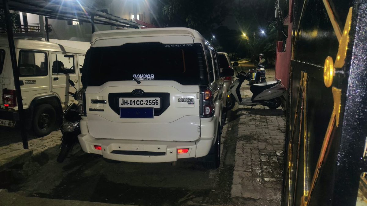 SanjayRanjan9's tweet photo. तस्वीर में रास्ते पर दिख रही चार पहिया वाहन सिर्फ एक गाड़ी मात्र नहीं है. ये पावर की हनक का नंगा प्रदर्शन है. जो बीते 24 घंटे से झारखंड की राजधानी रांची के सबसे पॉश इलाके में जारी है. यह नंगई कोई क्रिमिनल नहीं बल्कि देश का सबसे बड़ा एग्जाम यूपीएससी क्वालीफाई कर के समाज सुधारने निकला एक आईपीएस का है. नाम प्रियदर्शी आलोक है, हनक वाले साहेब रेल डीआईजी हैं. 24 घंटे के इंतजार के बाद यह लिख रहा हूं. उम्मीद थी कि साहेब को शायद यह एहसास हो कि जो कर रहे हैं, वह सही नहीं है. जो नहीं हुआ. पावर की गर्मी जब दिमागी गर्मी बन जाए तो आदमी वही करता है जो उसे नहीं ही करना चाहिए. प्रियदर्शी साहब वही कर रहे हैं. दरअसल आईपीएस प्रियदर्शी आलोक ने अपनी सरकारी गाड़ी जिसे आप तस्वीर में देख रहे हैं पत्रकार सैयद शारीफ इब्राहिम के घर से निकलने वाले रास्ते पर खड़ी कर दी है. जिसके कारण रास्ता ब्लॉक हो गया है. पत्रकार इब्राहिम का पूरा परिवार अपने ही घर के कंपाउंड में कैद हो गया है. पूरा परिवार इस आईपीएस के सनकपन से घबराया हुआ है. जिम्मेदार लोगों को हस्तक्षेप कर इसका समाधान निकालना चाहिए.
@HemantSorenJMM