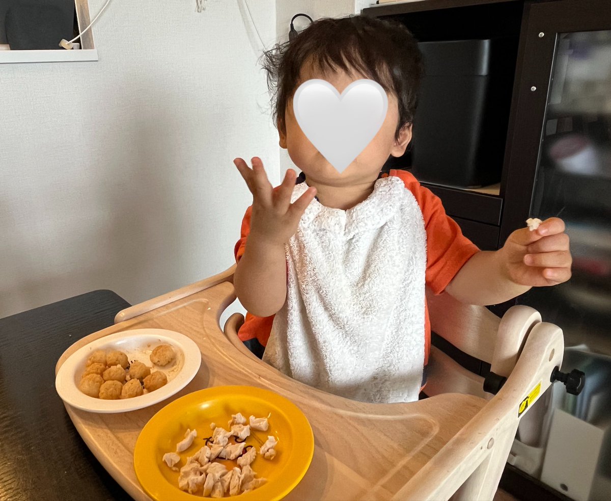 achako_ch's tweet photo. 1歳児、手づかみで割と何でも食べてくれて助かる https://t.co/nRIUr8eoCL
