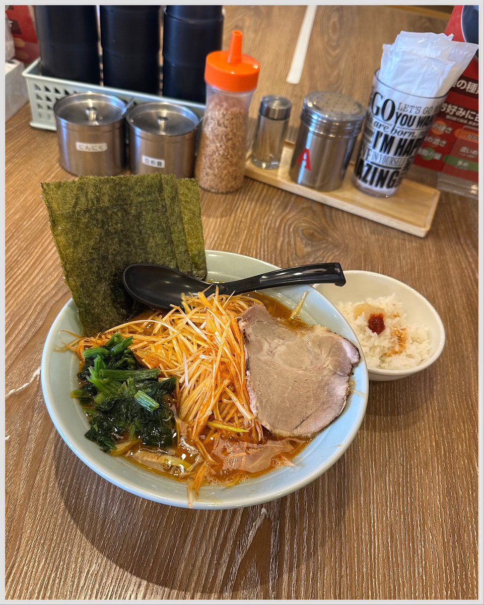 kiyoofdeath's tweet photo. 赤辛ラーメン at 横浜家系ラーメン 銀屋
#eak 星人𝗐
What's up??
札幌界隈数店舗展開中、横浜家系系!!「カタメコイメオオメ」full specs‼️バチバチの豚骨に辛味がmuch!!汗がじわーと。®️特典多彩!!横浜直送丸山製麺!?もちもち丸麺to替玉細麺!!米は終日食放と満腹は不可避!?裏二郎マシマシマシ‥ 笑 https://t.co/9G9lR0c261