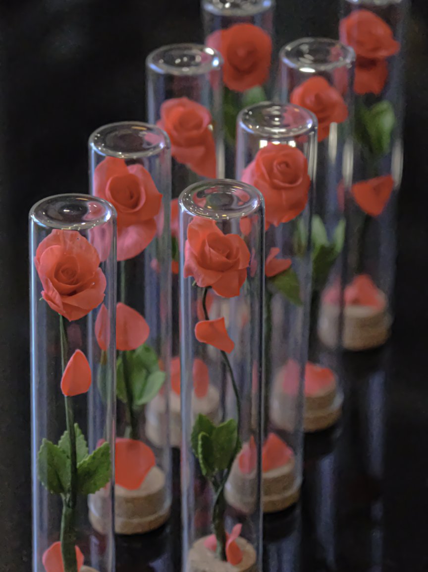 kenta_sucretier's tweet photo. これ。砂糖。作った。散り薔薇いっぱい。美女と野獣みが可愛すぎん…？！ https://t.co/jr2hhEwJJC