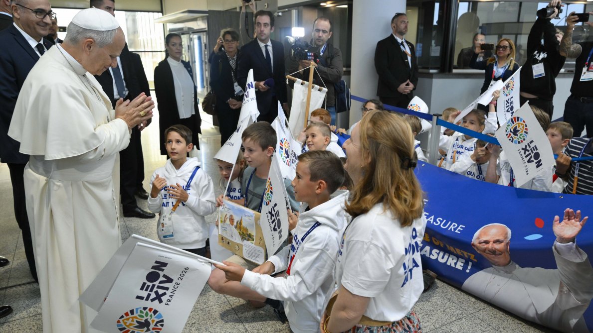 FChretienne's tweet photo. 💫« Il avait comme le regard du Bon Dieu » : la belle histoire de cette petite école hors contrat bénie par le pape

🥹Après avoir été bénie avec ses élèves par le pape à l’aéroport de Metz le 28 septembre, la directrice de l’école hors contrat Marcel Van raconte à FC ce moment inoubliable, mêlant scènes touchantes et amusantes.

👉https://t.co/kZWh6gWCJC