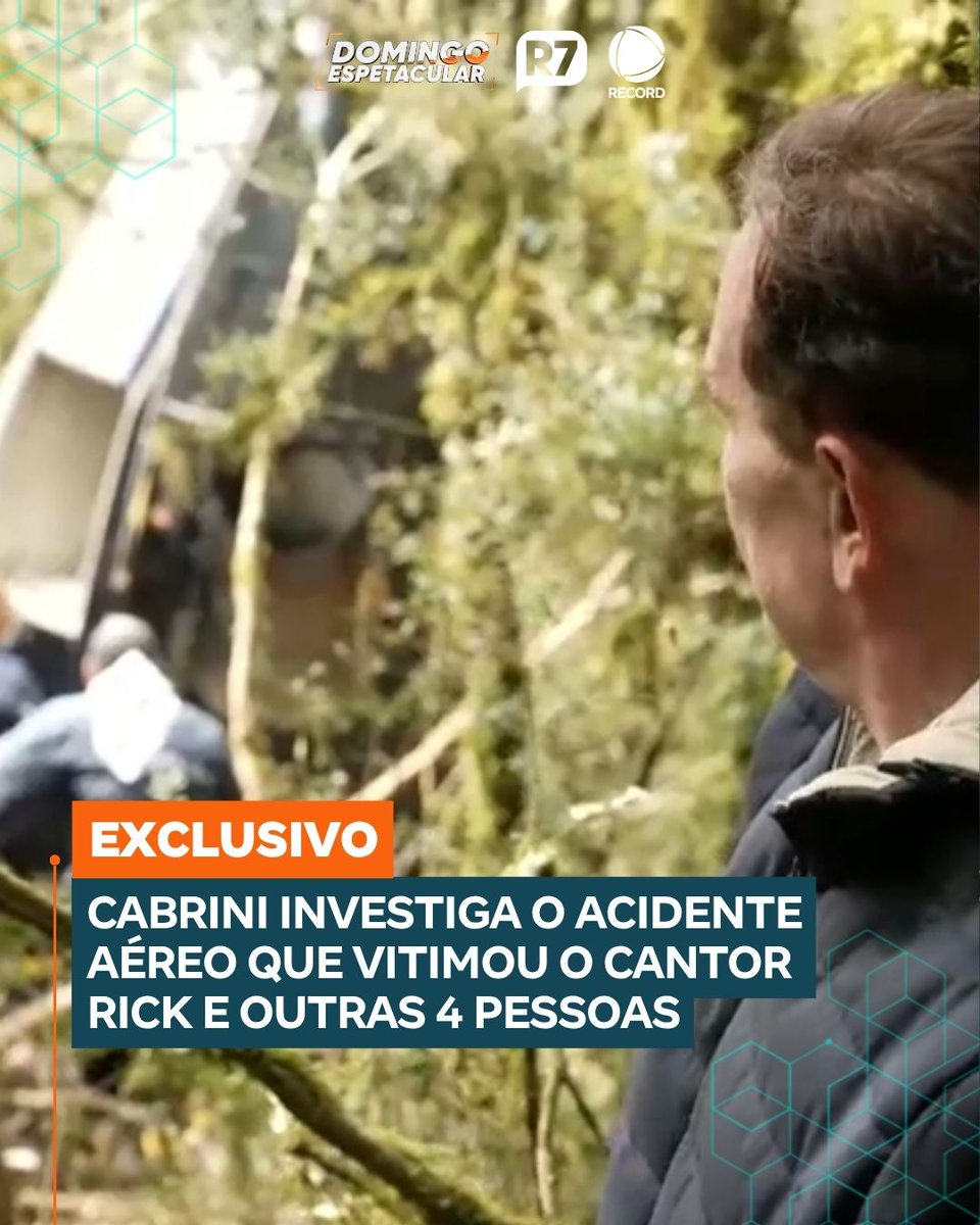 DomEspetacular's tweet photo. QUEDA DO HELICÓPTERO DE RICK | O cantor Rick, da dupla Rick & Renner, morreu aos 59 anos após a queda de um helicóptero na Serra Catarinense. O empresário Bruno Avelar, o videomaker Paulo Ricardo dos Santos Soares, o piloto Antônio Roberto Nobrega de Araújo e o copiloto Leopoldo Barros Teixeira também morreram. Agora, a investigação busca esclarecer o que aconteceu nos últimos momentos do voo.

No #DomingoEspetacular, Roberto Cabrini vai a Santa Catarina para reconstruir os passos da aeronave, refazer o trajeto até o local da queda e entender o impacto das condições climáticas, já que o helicóptero desapareceu em meio à neblina. A perícia também investiga se houve falhas mecânicas ou humanas que possam ter contribuído para a tragédia.

➡️ A reportagem completa você encontra em: https://t.co/1LiryZ3s9Y
#ReportagensDE #RECORD