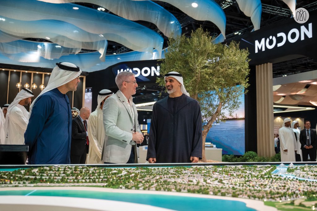 ADMediaOffice's tweet photo. خالد بن محمد بن زايد يزور معرض جودة الحياة والاستثمار (ليفكس 2026)؛ وسموّه يقوم بجولة تفقدية في المعرض شملت أجنحة عدد من الجهات والشركات الوطنية المشاركة، ويطّلع خلالها على عدد من المشاريع والمبادرات المبتكرة في تخطيط مدن المستقبل. https://t.co/wczXx7o9a1