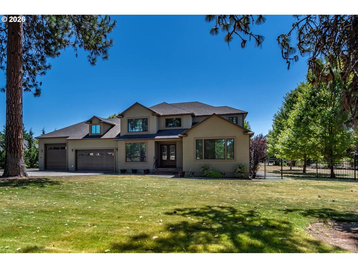 JulieBancroft5's tweet photo. How about this 4 bed, 2.50 bath home in a private neighborhood? #Roseburg #RealEstate

Please reach out with any questions or if you'd like to know more details at 541-680-1484! https://t.co/S0L6saYemx