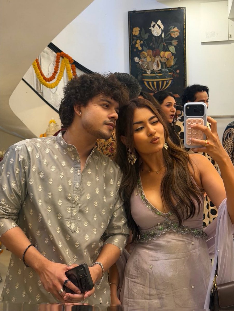 reeumors's tweet photo. the way she never posts a guy in her pic dump unless it's promotional but she still posted riyaz😭🤌 my shippppp

#AkankshaChoudhary https://t.co/XdrHYGyNh4