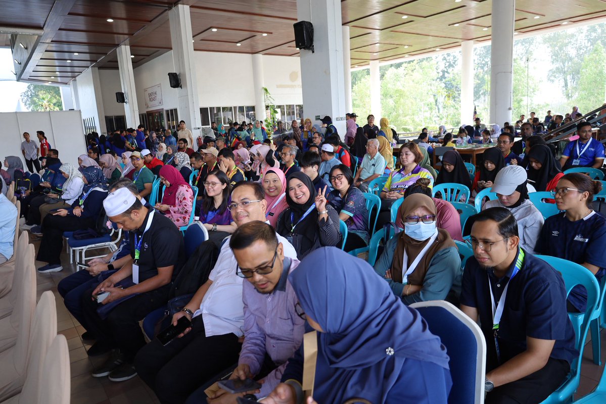 doshmalaysia's tweet photo. YBrs. Ir. Ts. Hajah Hazlina binti Yon, Ketua Pengarah JKKP Malaysia telah menyempurnakan Majlis Perasmian Karnival Kesihatan Pekerjaan Peringkat Negeri Kedah 2026 anjuran JKKP Kedah dengan kerjasama Universiti Utara Malaysia (UUM).
#KESUMA #JKKPxDOSH #UUM #KKP #OSH https://t.co/v1CmzhTM12