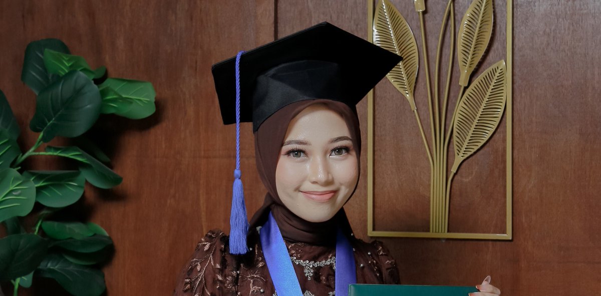 hazee13_'s tweet photo. Spilll tea 🍻
Aku mau spill soft lens yang aku pake asliiiii ini tahan bangettt seharian di wisuda yang sepanas itu aku cuman 2 kali tetes mata, apalagi ini rekomen bangettt buat kalian yang punya mata besar kayak aku ukr 15 mm dengan warna coklat dan lebih lagi ini murcee parah https://t.co/MPyJonLw73