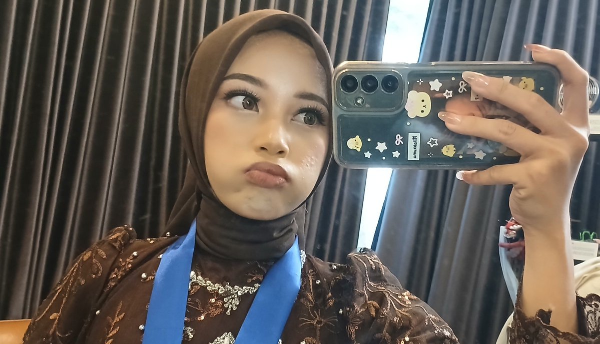 hazee13_'s tweet photo. Spilll tea 🍻
Aku mau spill soft lens yang aku pake asliiiii ini tahan bangettt seharian di wisuda yang sepanas itu aku cuman 2 kali tetes mata, apalagi ini rekomen bangettt buat kalian yang punya mata besar kayak aku ukr 15 mm dengan warna coklat dan lebih lagi ini murcee parah https://t.co/MPyJonLw73