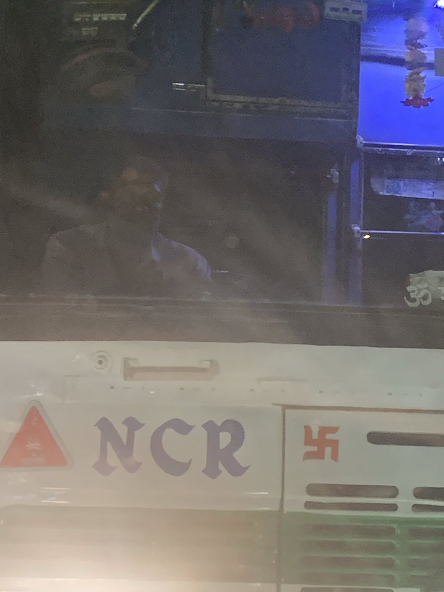 memaurya_arvind's tweet photo. Buses, cars, bikes coming wrong side in busiest of Gol Chakkars in greater Noida even during peak traffic time and in school times too. Citizens left to mange and fight for themselves @Uppolice https://t.co/5nCKujaSuG