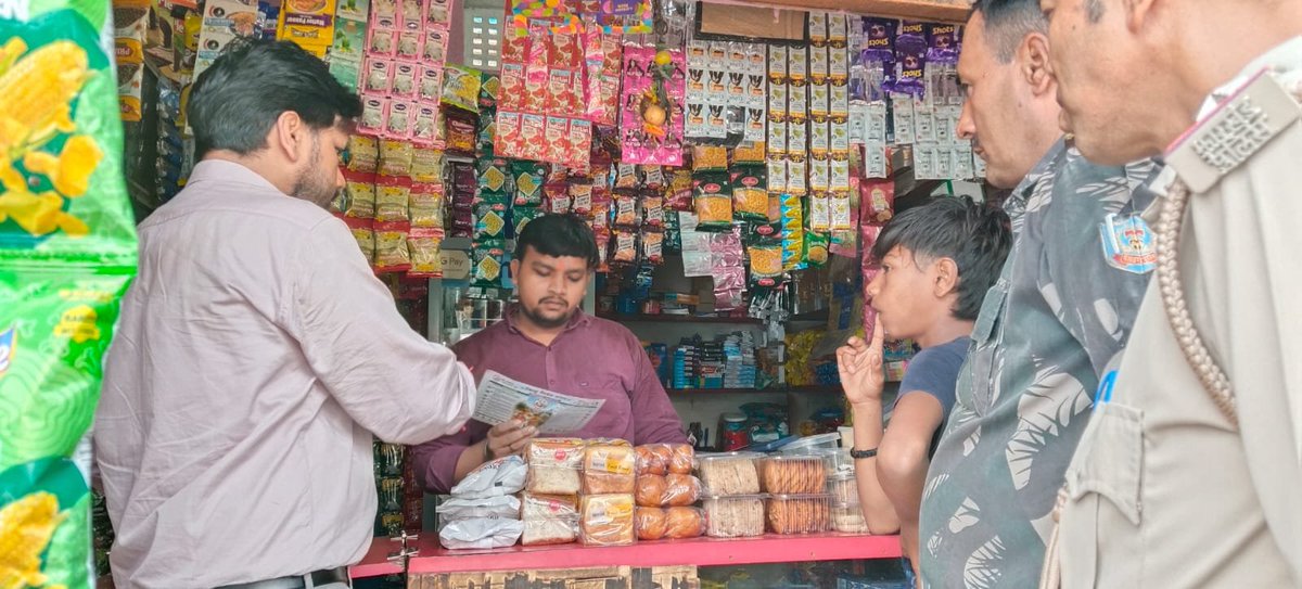 DCseraikella's tweet photo. जिला तंबाकू नियंत्रण टीम द्वारा सीनी ओपी क्षेत्र में करीब 20 दुकानों की जाँच की गई। दुकानदारों को COTPA-2003 के प्रावधानों का अनुपालन सुनिश्चित करने, बिना निर्धारित स्वास्थ्य चेतावनी के तंबाकू उत्पादों की बिक्री नहीं करने तथा शिक्षण संस्थानों एवं सरकारी कार्यालयों के 100 मीटर के https://t.co/fmKR2Fk9dc