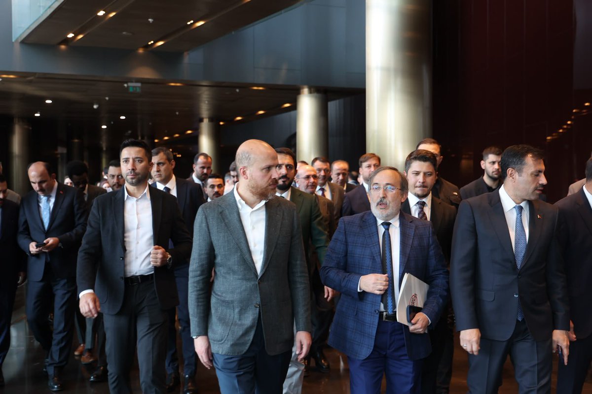 _mustafatatlisu's tweet photo. Ümmetin derdiyle dertlenen, mazlumların hamisi, gençlerin Abisi Bilal Erdoğan Filistin davası için yine düştü yollara.
Konya’da misafir ettik. Gençlerle, İHL’lilerle buluştu. Biz de hasret giderdik.
Allah sağlık sıhhat hayırlı uzun ömürler versin. İyiki var… https://t.co/PGo63OzcU8