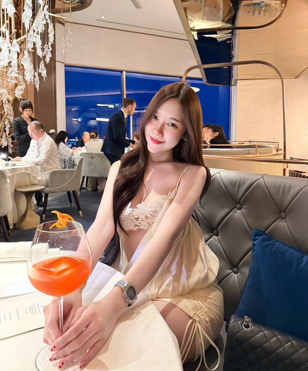 AKMK1111's tweet photo. 没穿内裤的感觉特别明显，
每走一步都凉飕飕的……
今晚要被那个一直照顾我的人用到天亮。 https://t.co/GfZc3Gxrp1