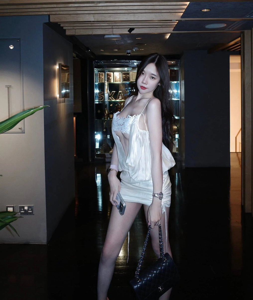 AKMK1111's tweet photo. 没穿内裤的感觉特别明显，
每走一步都凉飕飕的……
今晚要被那个一直照顾我的人用到天亮。 https://t.co/GfZc3Gxrp1
