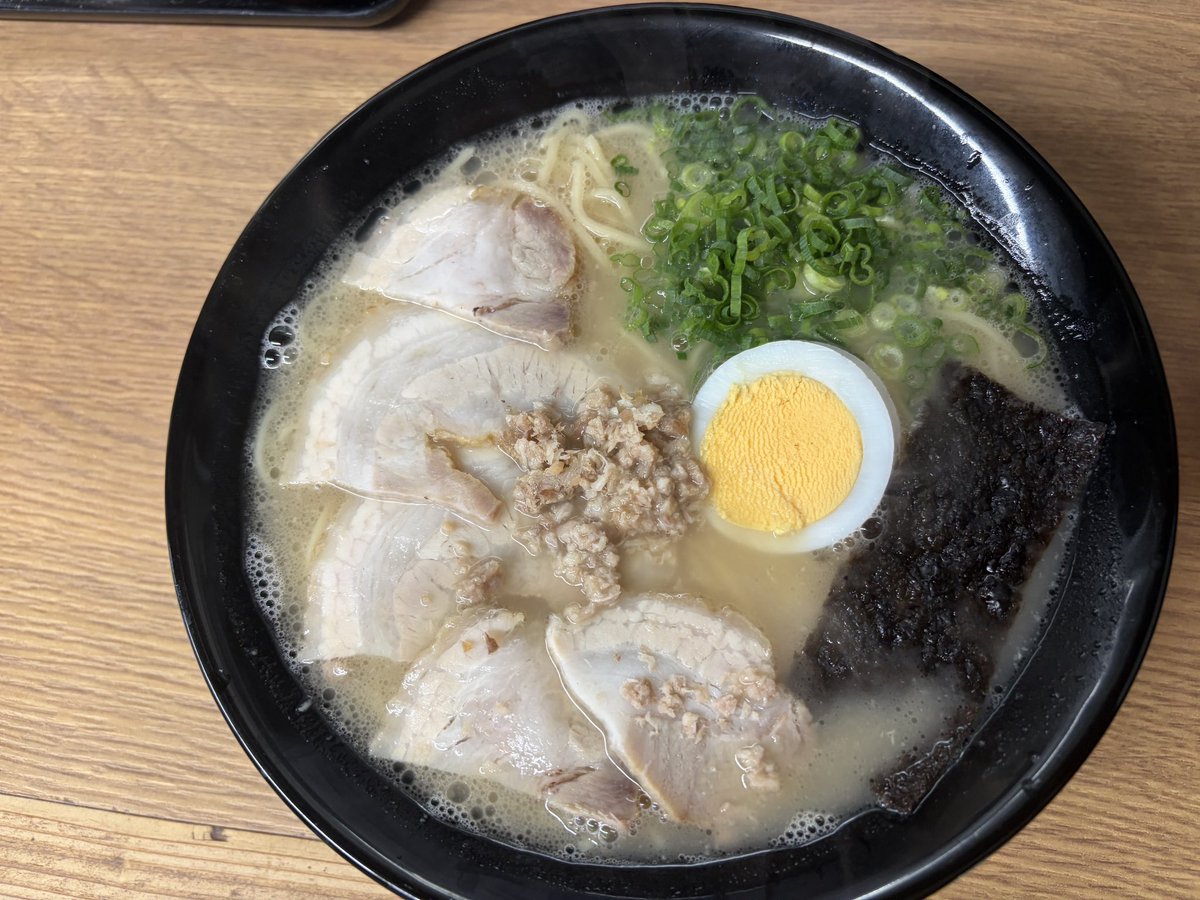 hayami2025's tweet photo. 横浜から帰ってきて、ラーメン食べたいな🍜
最近「久しぶりに行きたい」と思っていた久留米の沖食堂へ。

想像どおりのあっさりした、昔ながらの味。
久しぶりでも変わらない、この安心感がいいんよね。

💊薬剤師メモ：あっさり味でも、スープは飲み干さずに楽しみます。
 #久留米ラーメン　#食堂系 https://t.co/BuuEXBocww