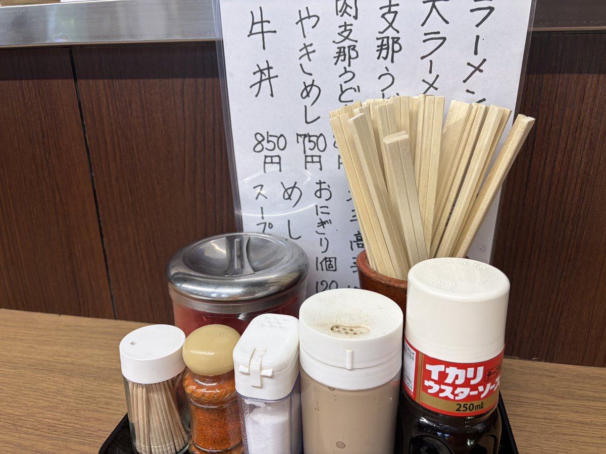hayami2025's tweet photo. 横浜から帰ってきて、ラーメン食べたいな🍜
最近「久しぶりに行きたい」と思っていた久留米の沖食堂へ。

想像どおりのあっさりした、昔ながらの味。
久しぶりでも変わらない、この安心感がいいんよね。

💊薬剤師メモ：あっさり味でも、スープは飲み干さずに楽しみます。
 #久留米ラーメン　#食堂系 https://t.co/BuuEXBocww