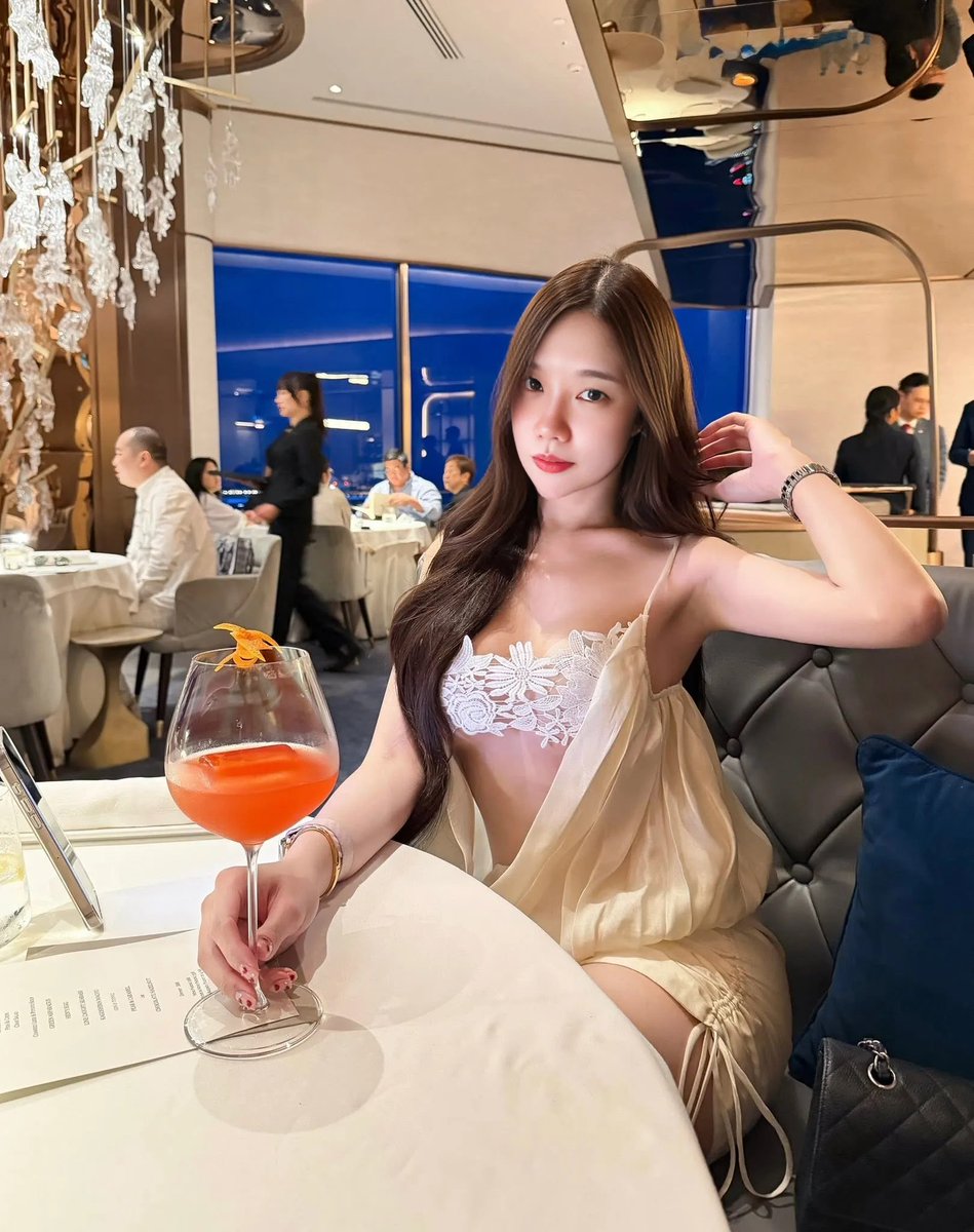 AKMK1111's tweet photo. 没穿内裤的感觉特别明显，
每走一步都凉飕飕的……
今晚要被那个一直照顾我的人用到天亮。 https://t.co/GfZc3Gxrp1