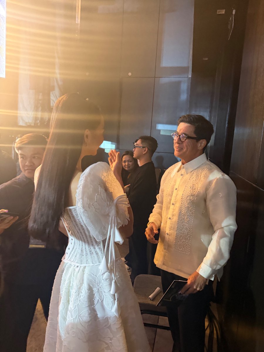 AltImbestigador's tweet photo. Andres, your girlfriend and dad are together! Where are you? #KaiDres 

KAI HONORS FILMMAKERS https://t.co/6XLbXPSj7y