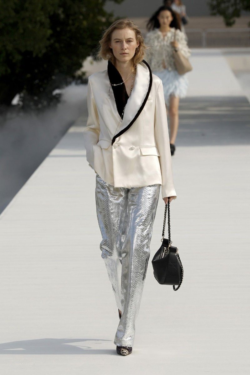 Neo2_Magazine's tweet photo. Jonathan Anderson rescata tropos de sus colecciones anteriores para Dior y las adapta para verano; planteando un estudio sobre la ligereza lograda a través de virtud técnica. https://t.co/Rw5QCneoTj https://t.co/pCYcXybNm2