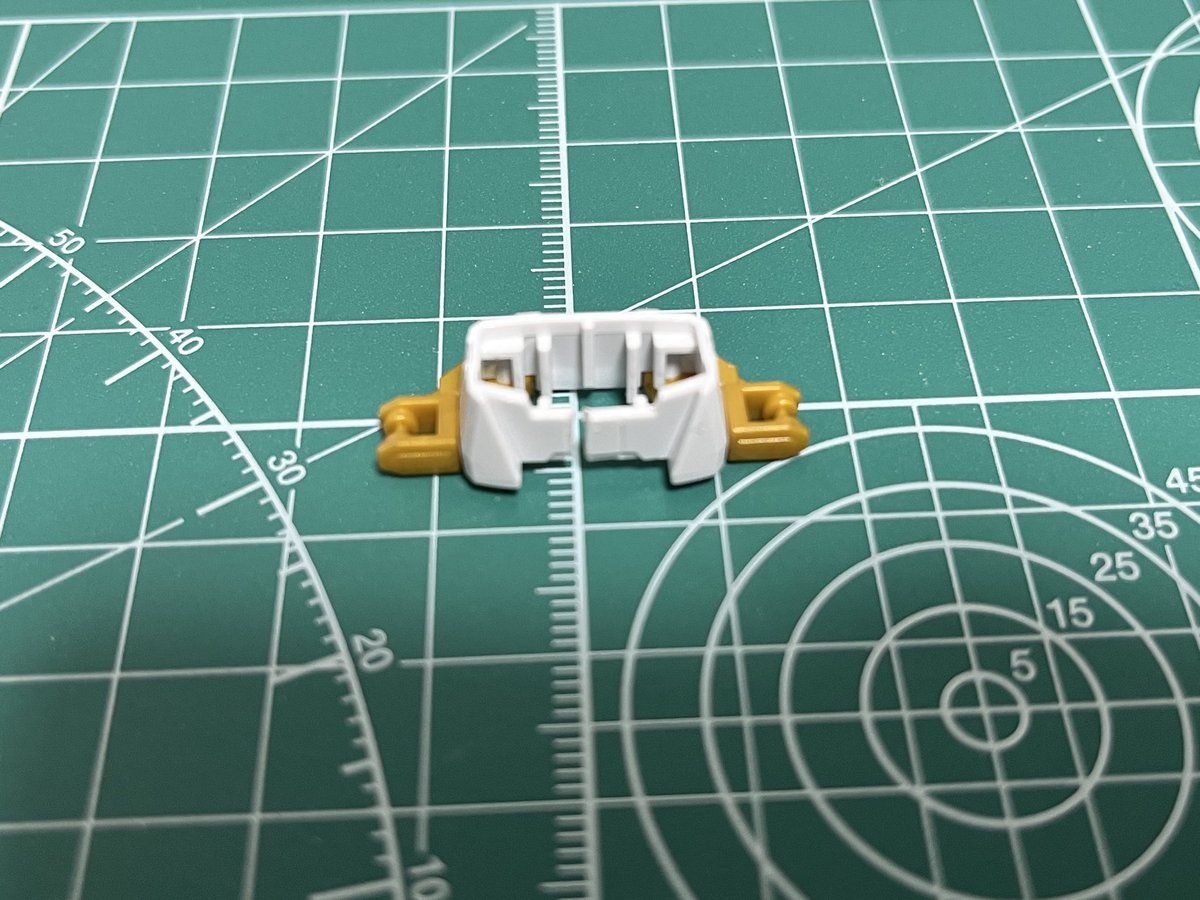 ysdhts3776's tweet photo. 久々に模型づくり。
プラモデル、とくにガンプラの説明書でいちばん嫌いな表現「パチン」
高確率で仮組から元に戻せなくなってノコギリやニッパーで刻むはめになり、萎えて早々に積みプラ化します https://t.co/xquvzUlVy5