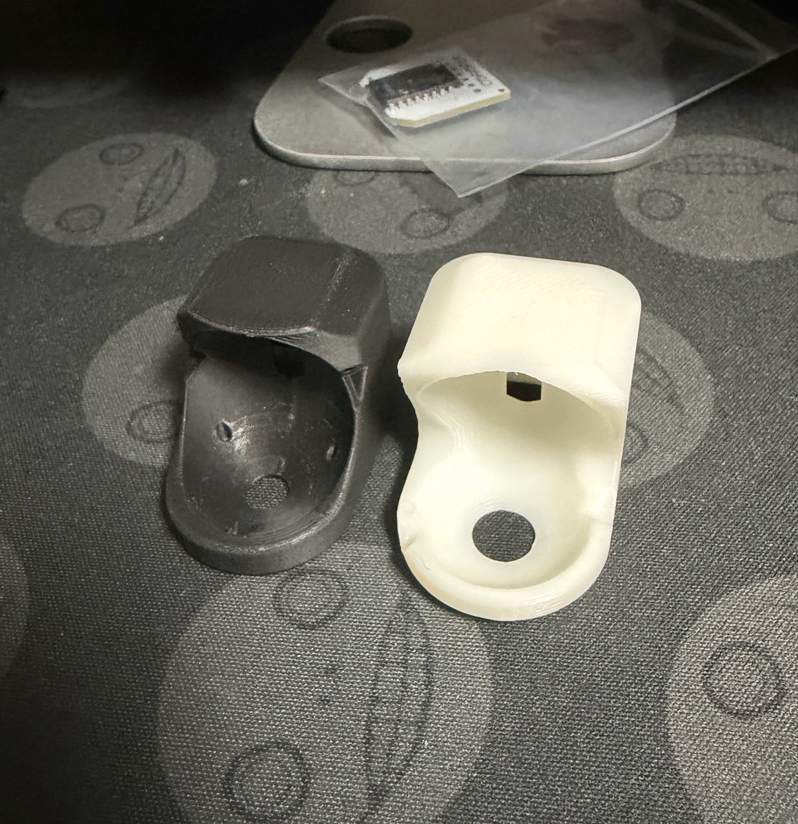 roza_st's tweet photo. COROPIT用のケースを作ってみたけどコンパクトさで本家に勝てない。
高さは頑張ったけど基板に合わせた側面の傾斜周りの差かな。
基板の差し込み具合の寸法が正確じゃないから詰めきれてなさそう。 https://t.co/uullRYL84B