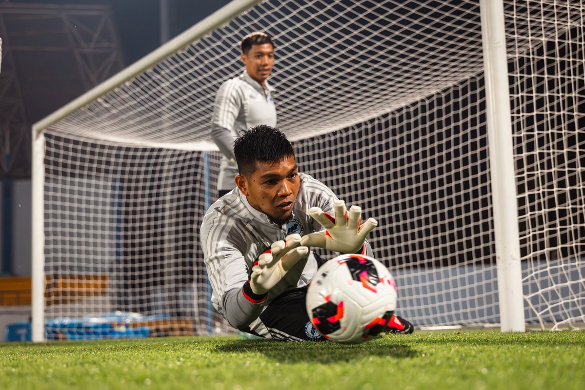 FASingapore's tweet photo. Locked in! 🔒🦁

One more session in the books as the Lions get ready for tomorrow’s FIFA ASEAN Cup 2026 clash against Malaysia.

📲 Read the full match preview via the link in bio. https://t.co/9AKSLbwhhs