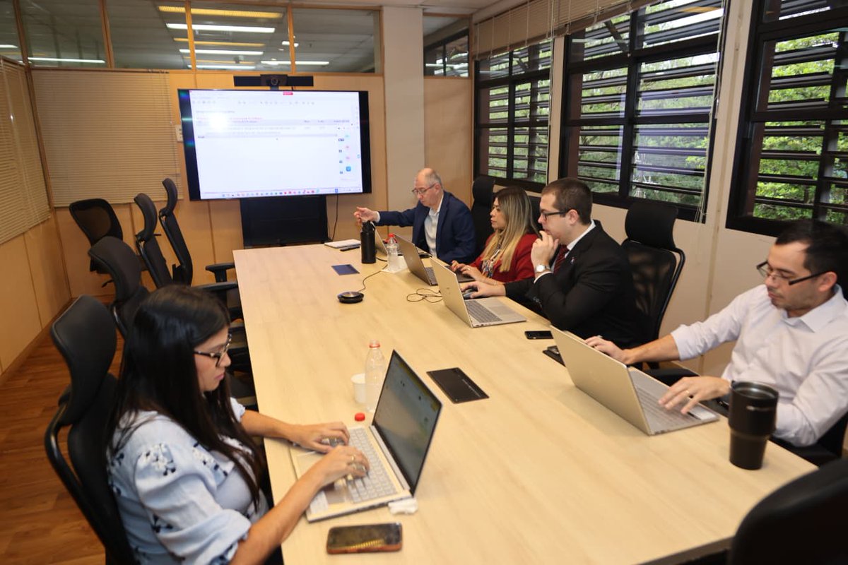 MTESS_PY's tweet photo. #Inversión| Consejo de Inversiones analizó proyectos industriales que apuntan a generar más empleos

El Ministerio de Trabajo, representado por la directora general de Fiscalización, Jessica Duarte, participó este miércoles de una nueva sesión del Consejo de Inversiones, instancia en la que fueron analizados diversos proyectos presentados en el marco de la Ley Nº 7548/2025, que establece el régimen de incentivos fiscales para la inversión nacional y extranjera.

Durante la sesión, liderada por el @MIC_PY,  se evaluaron principalmente iniciativas vinculadas al sector industrial, orientadas a impulsar el desarrollo económico, la generación de empleo y la incorporación de tecnología y valor agregado en el país.

El Consejo de Inversiones tiene entre sus atribuciones analizar, evaluar y dictaminar sobre los proyectos de inversión, verificando su adecuación a los objetivos establecidos por la normativa y el cumplimiento de los requisitos para el acceso a los beneficios fiscales.

En este proceso, el MTESS cumple un rol vinculado a la verificación del cumplimiento de la normativa laboral y de seguridad social por parte de las empresas beneficiarias, promoviendo la formalización del empleo y condiciones laborales adecuadas.