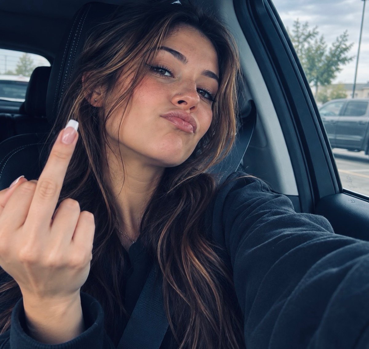 Christirr8787's tweet photo. Scammer yall. Requires a Fee first. 

Hey real daddies! this guy is making you guys look bad. 

be careful out there queens. https://t.co/gUMShSrYzb