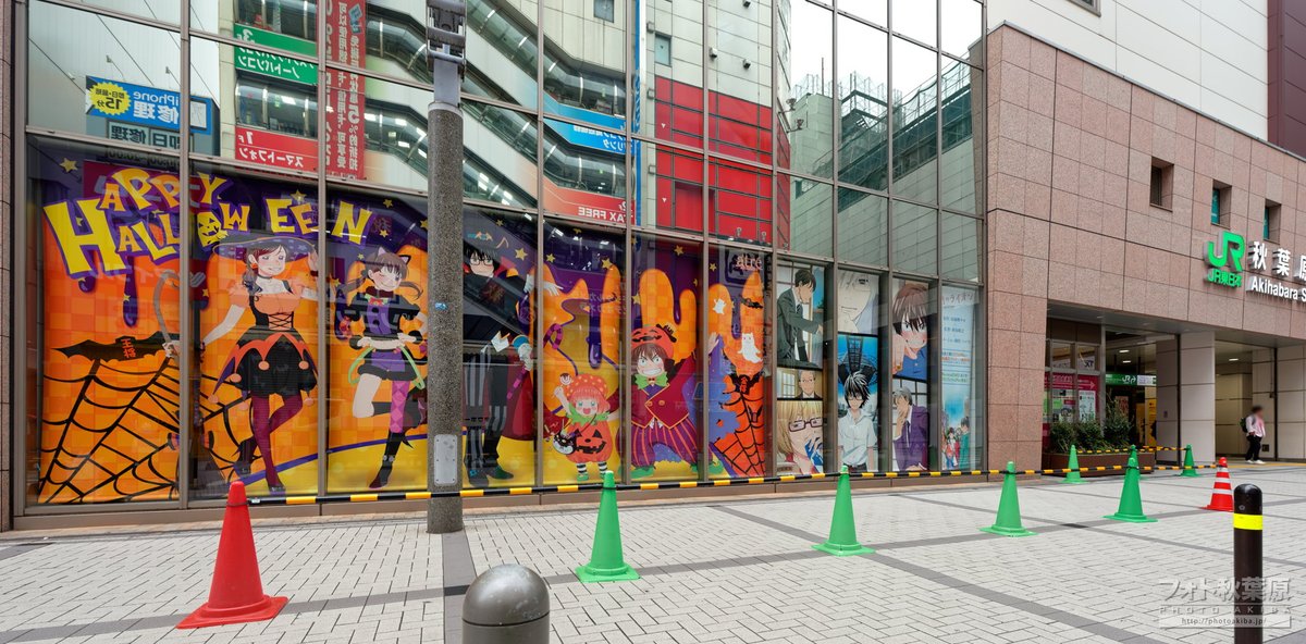 PhotoAkiba's tweet photo. 10年前の秋葉原風景
アトレ秋葉原のコラボは「３月のライオン」(2016年10月22日撮影) https://t.co/RgHeMPaBmF